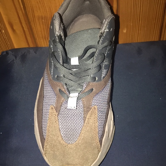 Yeezy 700 Mauve waverunners main image 4